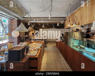 Seoul, Corea del Sud - Una caffetteria di panetteria a Nowon-GU, con una varietà di pane in esposizione Foto Stock
