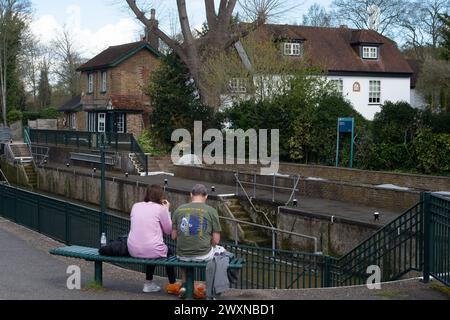 Maidenhead, Berkshire, Regno Unito. 1 aprile 2024. La gente si siede vicino alla Boulter's Lock sul Tamigi. Era un giorno di sole e di docce oggi il lunedì di Pasqua a Maidenhead, Berkshire. Crediti: Maureen McLean/Alamy Live News Foto Stock