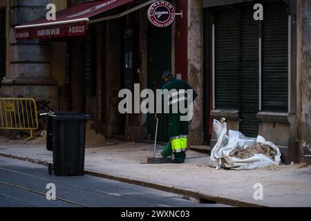 Street Cleaner al lavoro a Lisbona, in Portogallo, la mattina presto. 2 febbraio 2024. Foto Stock