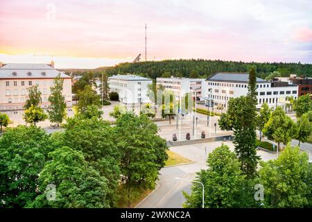 Kouvola, Finlandia. Centro città con edifici, strade e alberi. Bellissimo paesaggio urbano di una città finlandese. Tramonto diurno o serale in estate. Foto Stock