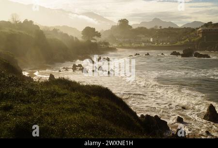 Vista dal punto panoramico Punta Radon verso la spiaggia Playa de Toro, Spagna, Aturias, comune di Llanes Foto Stock