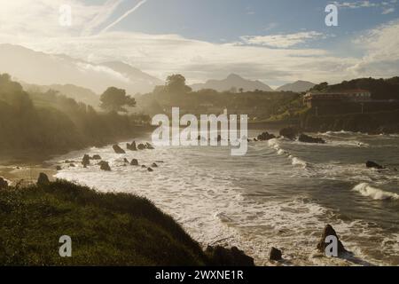 Vista dal punto panoramico Punta Radon verso la spiaggia Playa de Toro, Spagna, Aturias, comune di Llanes Foto Stock