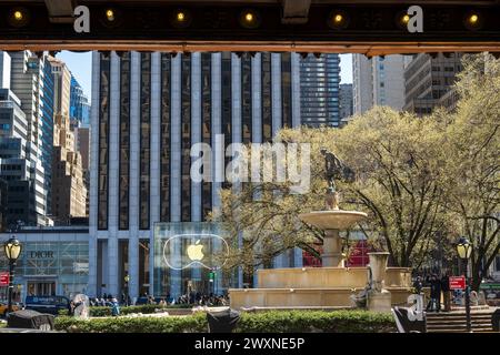 Vista della Fontana Pulitzer e dell'Apple Shop sulla 5th Avenue New York City Foto Stock