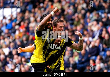 Mileta Rajovic di Watford (a destra) festeggia con il compagno di squadra Emmanuel Dennis dopo aver segnato il secondo gol della loro squadra durante la partita del campionato Sky Bet agli Hawthorns di West Bromwich. Data foto: Lunedì 1 aprile 2024. Foto Stock