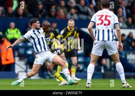 West Bromwich, Regno Unito. 1 aprile 2024. Alex Mowatt e Edo Kayembe di West Bromwich Albion si scontrano durante l'EFL Sky Bet Championship match tra West Bromwich Albion e Watford agli Hawthorns di West Bromwich, Inghilterra, il 1 aprile 2024. Foto di Stuart Leggett. Solo per uso editoriale, licenza richiesta per uso commerciale. Non utilizzare in scommesse, giochi o pubblicazioni di singoli club/campionato/giocatori. Crediti: UK Sports Pics Ltd/Alamy Live News Foto Stock