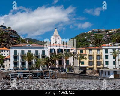 Vista della cittadina di Ponta do Sol su Madeira dal lato del mare Foto Stock