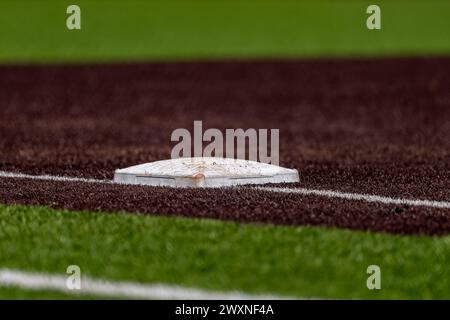 Vista della terza base del campo sintetico di softball del liceo o del college. Foto Stock