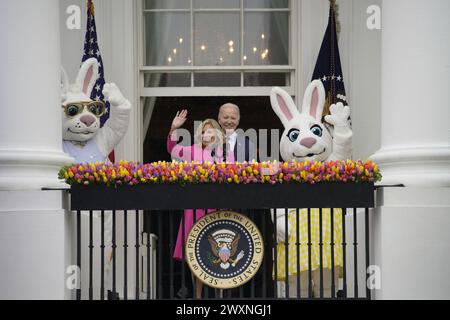 Washington, Stati Uniti. 1 aprile 2024. Il presidente DEGLI STATI UNITI Joe Biden si trova accanto alla First Lady Jill Biden e ai coniglietti di Pasqua dopo aver pronunciato osservazioni sulla Pasqua sul balcone Truman della Casa Bianca a Washington lunedì 1 aprile 2024. Il 2024 Easter Egg Roll continua il tema "EGGucation" e offre una varietà di attività didattiche per i bambini. Foto di Yuri Gripas/UPI credito: UPI/Alamy Live News Foto Stock