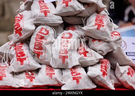 12 ottobre 2023. Bank of England, Londra, Regno Unito. "Gli attivisti per la giustizia climatica presso la Banca d'Inghilterra lanciano un appello urgente per annullare i paralizzanti rimborsi del debito dei paesi del Sud globale" "l'obbligo climatico del Nord globale di 7,9 trilioni di dollari nei confronti del Sud globale scatena la domanda di annullare i debiti mentre il FMI e la Banca Mondiale si incontrano a Marrakech" riunendosi al di fuori della Banca d'Inghilterra oggi (12 ottobre) attivisti di gruppi tra cui Extinction Rebellion e Debt for Climate, hanno dimostrato la disuguaglianza lorda dei rimborsi del debito del Sud globale in contrasto con le riparazioni climatiche dovute loro dai paesi del Global Foto Stock