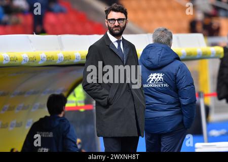 Lecce, Italia. 10 marzo 2024. L'allenatore del Lecce Luca Gotti reagisce durante la partita di calcio di serie A TIM tra gli USA Lecce e L'AS Roma allo stadio via del Mare di Lecce, Italia, lunedì 1 aprile 2024. (Immagine di credito: © Giovanni Evangelista/LaPresse) credito: LaPresse/Alamy Live News Foto Stock