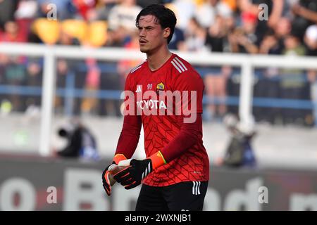 Lecce, Italia. 1 aprile 2024. COME portiere della Roma Mile Svilar (99 COME Roma) in azione durante la partita di calcio di serie A TIM tra US Lecce e AS Roma allo stadio via del Mare di Lecce, Italia, lunedì 1 aprile 2024. (Immagine di credito: &#xa9; Giovanni Evangelista/LaPresse) credito: LaPresse/Alamy Live News Foto Stock