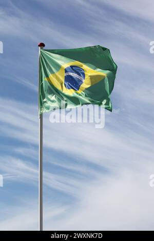 Bandiera del Brasile che sventola nel cielo Foto Stock
