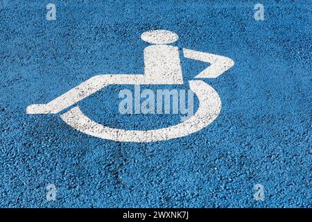 Cartello solo parcheggio per disabili sul pavimento Foto Stock