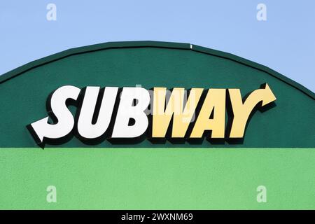 Gyhum, Germania - 22 luglio 2018: Logo della metropolitana su un muro. Subway è un ristorante fast food americano in franchigia Foto Stock