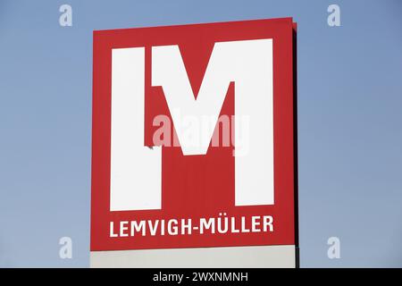 Kolding, Danimarca - 16 agosto 2020: Logo Lemvigh-Müller su un cartello. Lemvigh-Müller è il più grande grossista di acciaio e impianti tecnici Foto Stock