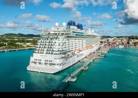 St John's, Antigua - 28 novembre 2023: La nave Britannia della PO Cruises attraccò nel porto di St Johns, Antigua. Foto Stock