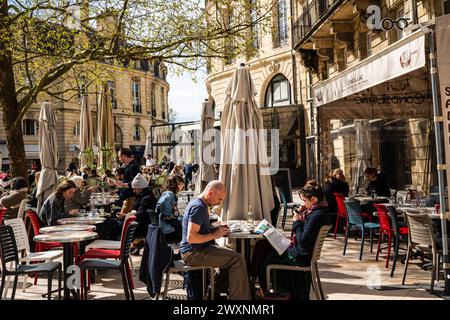 Bordeaux, Francia — 30 marzo 2024. Una foto di un ristorante all'aperto, come molti di Bordeaux, dove le persone si godono il pranzo all'aperto. Foto Stock
