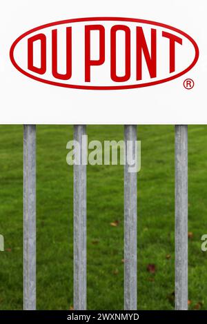 Brabrand, Danimarca - 7 novembre 2015: Logo del marchio Du Pont su una porta. DuPont è una delle aziende più innovative d'America ed è un americano Foto Stock