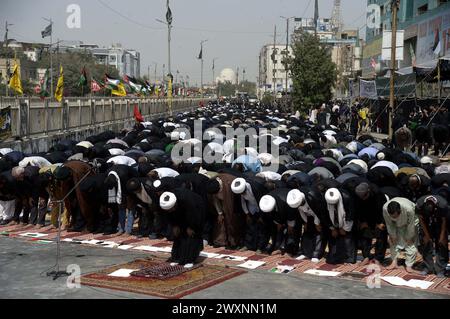 I musulmani sciiti che piangono Hazrat Ali al-Murtaza (A.S) offrono la preghiera Salat-e-Zohrain in occasione di Youm-e-Ali (A.S), il giorno del martirio 21st Ramadan- ul-Mubarak, presso M.A Jinnah Road a Karachi lunedì 1 aprile 2024. Crediti: Pakistan Press International (PPI)/Alamy Live News Foto Stock