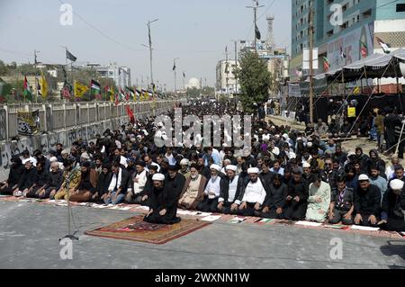 I musulmani sciiti che piangono Hazrat Ali al-Murtaza (A.S) offrono la preghiera Salat-e-Zohrain in occasione di Youm-e-Ali (A.S), il giorno del martirio 21st Ramadan- ul-Mubarak, presso M.A Jinnah Road a Karachi lunedì 1 aprile 2024. Crediti: Pakistan Press International (PPI)/Alamy Live News Foto Stock