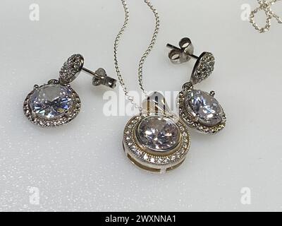 Una collana e un orecchino in argento decorati con piccoli diamanti Foto Stock