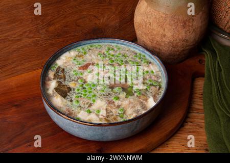 Il vitello Jellied è un piatto di salumi a base di vitello, maiale, brodo, cipolla e spezie come le spezie, le foglie di alloro e il pepe. Foto Stock
