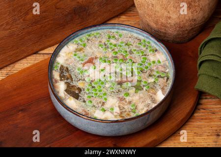 Il vitello Jellied è un piatto di salumi a base di vitello, maiale, brodo, cipolla e spezie come le spezie, le foglie di alloro e il pepe. Foto Stock