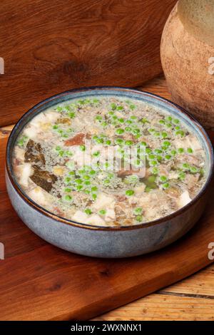 Il vitello Jellied è un piatto di salumi a base di vitello, maiale, brodo, cipolla e spezie come le spezie, le foglie di alloro e il pepe. Foto Stock