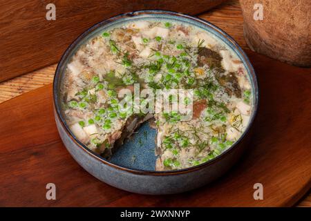 Il vitello Jellied è un piatto di salumi a base di vitello, maiale, brodo, cipolla e spezie come le spezie, le foglie di alloro e il pepe. Foto Stock