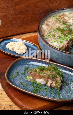 Il vitello Jellied è un piatto di salumi a base di vitello, maiale, brodo, cipolla e spezie come le spezie, le foglie di alloro e il pepe. Foto Stock