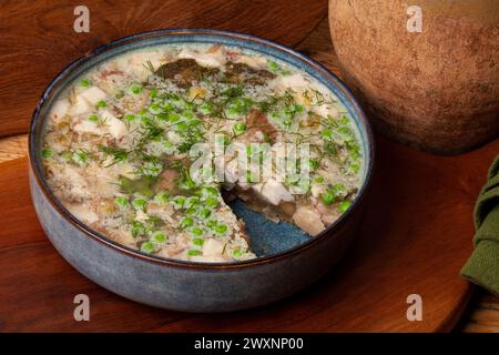 Il vitello Jellied è un piatto di salumi a base di vitello, maiale, brodo, cipolla e spezie come le spezie, le foglie di alloro e il pepe. Foto Stock
