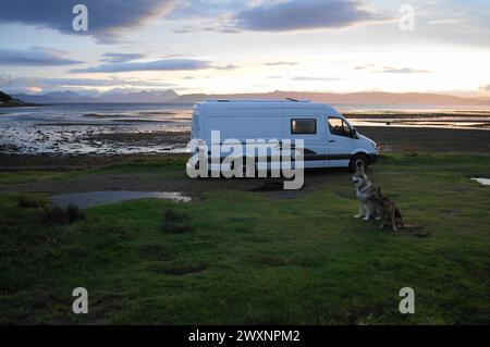 Vivete il sogno con una vista sulla Baia di Applecross, sull'Isola di Raasay e sui Cuillins sull'Isola di Skye. Applecross, Wester Ross, Highlands scozzesi Foto Stock