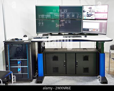 Il posto di lavoro e il computer monitorano l'operatore della centrale elettrica Foto Stock