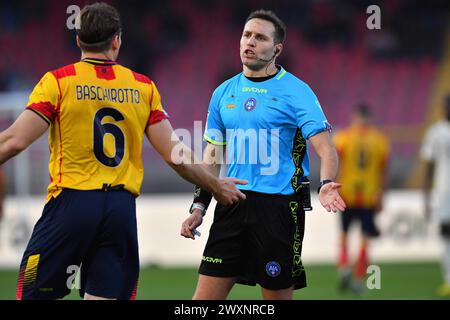 Lecce, Italia. 1 aprile 2024. L'arbitro Matteo Marcenaro durante la partita di calcio di serie A TIM tra gli Stati Uniti Lecce e AS Roma allo Stadio via del Mare di Lecce, Italia, lunedì 1 aprile 2024. (Immagine di credito: &#xa9; Giovanni Evangelista/LaPresse) credito: LaPresse/Alamy Live News Foto Stock