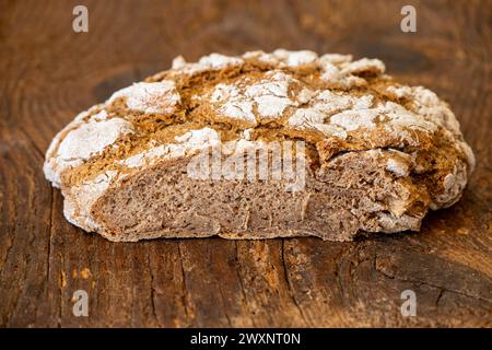 pane di segale fatto in casa su legno Foto Stock