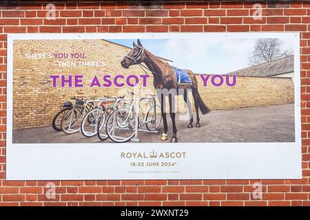 Grande pubblicità per l'evento di corse di cavalli Royal Ascot nel giugno 2024 all'Ascot Racecourse, Berkshire, Inghilterra, Regno Unito Foto Stock