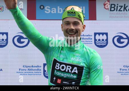 Primoz Roglic Slovenia, Bora Hansgrohe specializzata, vince la tappa e conquista il comando di gara Foto Stock