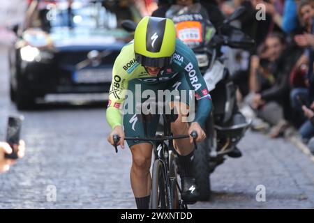 Primoz Roglic Slovenia, Bora Hansgrohe specializzata, vince la tappa e conquista il comando di gara Foto Stock