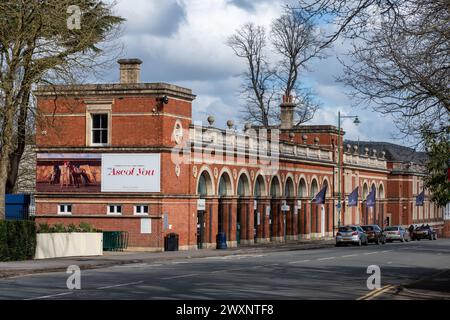 Vista lungo Ascot High Street con l'esterno dell'ippodromo, Berkshire, Inghilterra, Regno Unito. Uffici storici di grado II all'ippodromo di Ascot Foto Stock