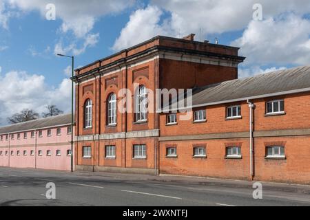 Vista lungo Ascot High Street fuori dall'ippodromo. L'ex tote building classificato di grado II, Ascot, Berkshire, Inghilterra, Regno Unito. Foto Stock