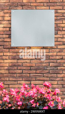 Cartellonistica vuota per negozi o aziende su pareti in mattoni all'aperto. Cartellone stradale per la presentazione del logo Foto Stock