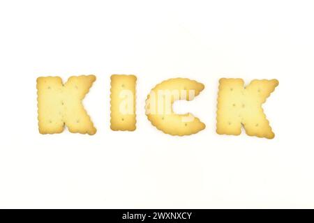 Biscotti a forma di lettera maiuscola che formano la parola kick isolati su sfondo bianco Foto Stock