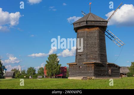 Mulino a vento in legno, Museo di architettura in legno, Suzdal, regione di Vladimir, Russia Foto Stock