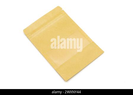 Piccolo sacchetto di carta con zip Doypack marrone vuoto isolato su sfondo bianco Foto Stock
