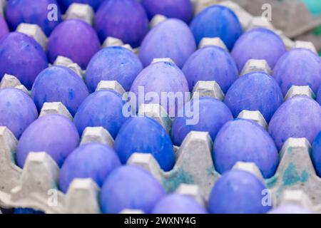 Le uova dipinte sono viste al 2024 Easter Egg Roll sul South Lawn della Casa Bianca a Washington, DC, USA. 1 aprile 2024. Circa quarantamila persone dovevano partecipare al Easter Egg Roll 2024, che continua il tema dell'EGGucation e offre una varietà di attività didattiche per i bambini. Crediti: SIPA USA/Alamy Live News Foto Stock