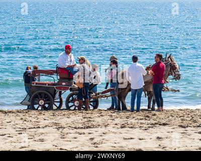 Mijas, Malaga, Spagna. 15/03/2024. Tradizionale concentrazione di cavalieri sulla spiaggia di la Cala, Mijas, Spagna. Foto Stock