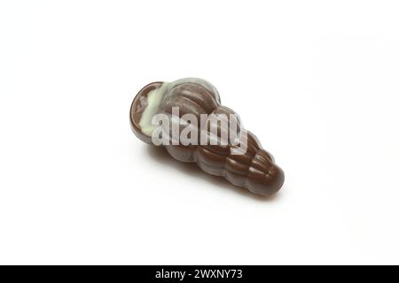 Pralina al cioccolato a forma di conchiglia isolata su sfondo bianco Foto Stock