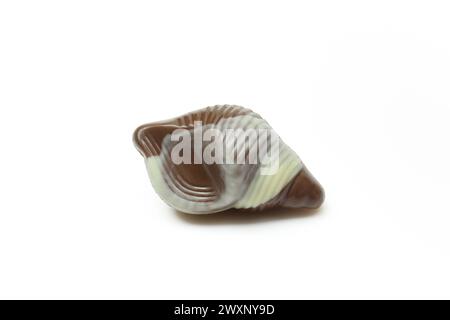 Pralina al cioccolato a forma di conchiglia isolata su sfondo bianco Foto Stock