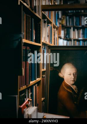 Londra - 21 novembre 2021 - Street Photography of Classical Portrait in Shop Window, Londra Regno Unito Foto Stock