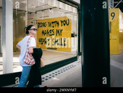 Londra - 09 ottobre 2021 - insegna Street Photography, Being With You Makes My Heart Smile, Londra Regno Unito Foto Stock